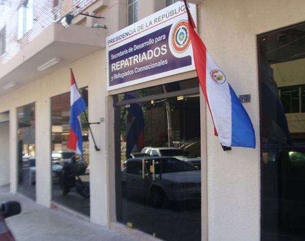 Unos 120 paraguayos al mes son repatriados desde Argentina