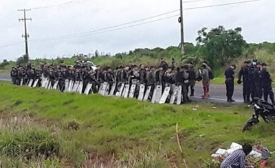Fuerte despliegue policial para desalojar a nativos