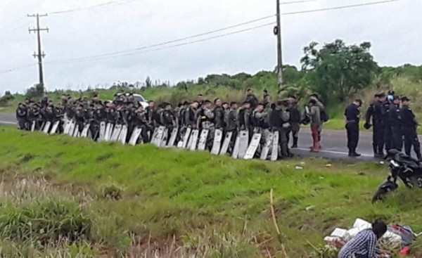 Fuerte despliegue policial para desalojar a nativos