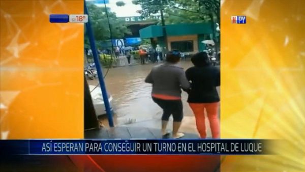 Bajo la lluvia y con raudal, esperaron turnos en el Hospital de Luque
