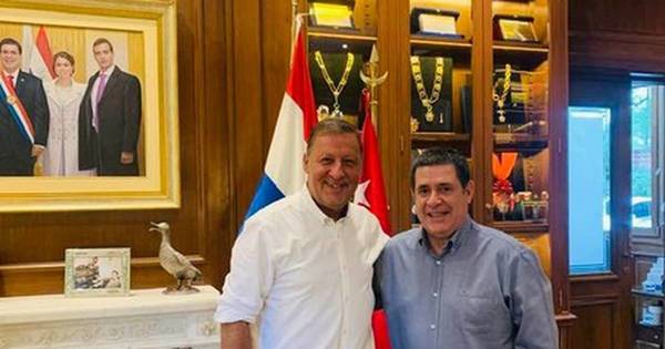 La Nación / Exdiputado del PPQ anuncia que respaldará la chapa presidencial liderada por Santi Peña