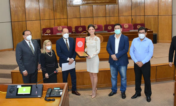 Senadores otorgan placa de Embajadora Nacional de la Belleza a Nadia Ferreira - OviedoPress