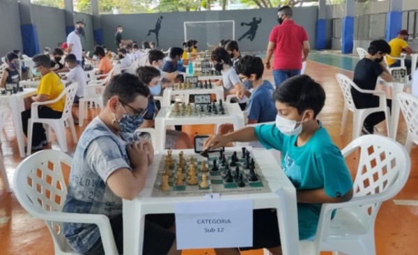 Ajedrecistas de la UNE se destacan en torneo internacional