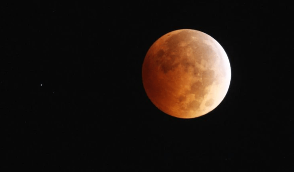 Dónde ver la transmisión del "eclipse lunar más largo del siglo" - Noticiero Paraguay
