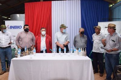 Productores nepomucenos recibieron tractor del Ministerio de Agricultura - Nacionales - ABC Color