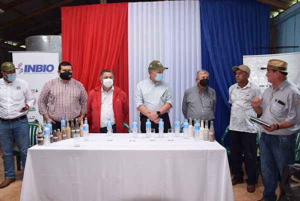 Productores nepomucenos recibieron tractor del Ministerio de Agricultura - Nacionales - ABC Color