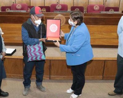 El fuerte mensaje ayoreo del protagonista del documental “Apenas el sol” tras reconocimiento - Nacionales - ABC Color