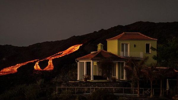El volcán de La Palma cumple dos meses de erupción en plena forma
