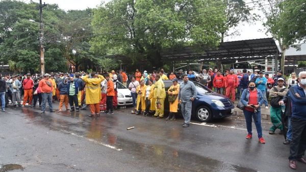 Funcionarios de la Municipalidad de se movilizan para exigir reajuste 