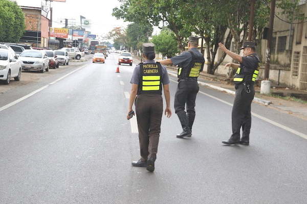 Agentes de la Caminera ya no podrán retener sin motivos en las rutas - Noticiero Paraguay