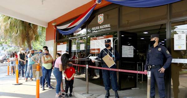 La Nación / Identificaciones recibe a cientos de personas por día y extiende horario de atención