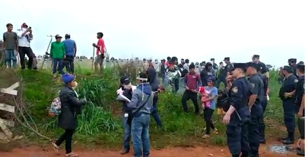 Desalojo en Raúl Arsenio Oviedo: Propietario mostró documentaciones de las tierras, indica presidente del Indi - Ancho Perfil - ABC Color