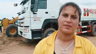 Diana, la mamá valé que labura con tractor en ruta del Chaco