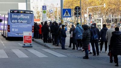 La EMA urge a los europeos a que se vacunen para frenar la cuarta ola