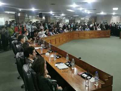 Funcionarios justifican aumento salarial aprobado por Junta: 'Hace muchísimos años no teníamos ni un solo reajuste'