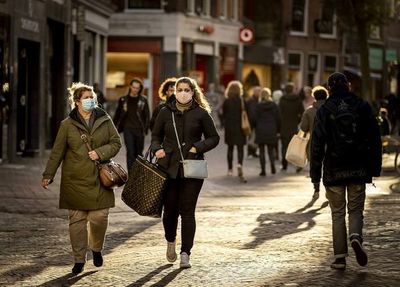 ¿Infectarse “deliberadamente” con covid? Holanda pide a los jóvenes que no lo hagan  - Mundo - ABC Color