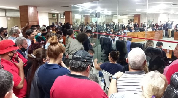 Reajuste salarial del 8% para funcionarios de la Municipalidad de Asunción