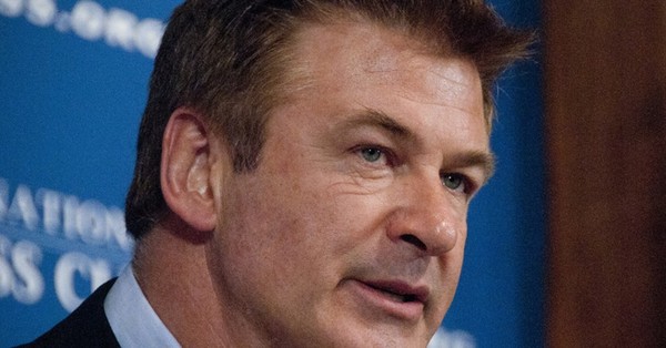 Aseguran que la escena que Alec Baldwin ensayaba cuando murió Halyna Hutchins no incluía ningún disparo - SNT