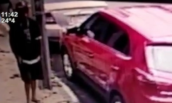Cuidacoche perforó neumáticos por no recibir pago adelantado - SNT