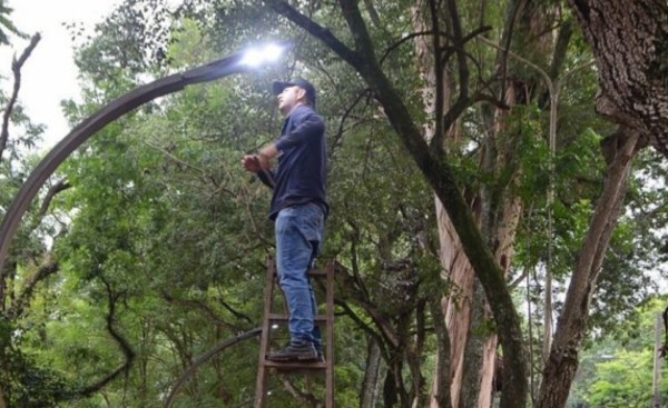 Reparan luminarias y despejan camineros del Lago de la República