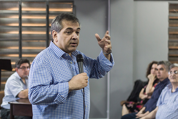 Gobierno debe apuntar a cuestiones emocionales en campaña de vacunación antes que solo a información, considera publicista