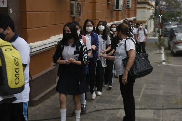 COVID: aclaran que no solo alumnos podrán vacunarse en escuelas - Nacionales - ABC Color