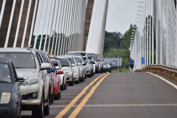 Unas 80.000 personas cruzaron el puente desde su reapertura, hace un mes en Encarnación - Nacionales - ABC Color