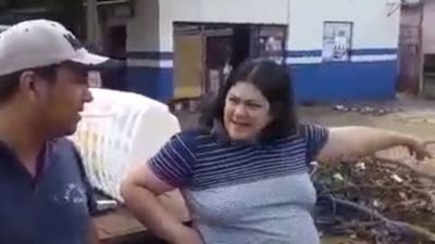 Doña echó de su vereda a vendedor de sandía porque "molesta"