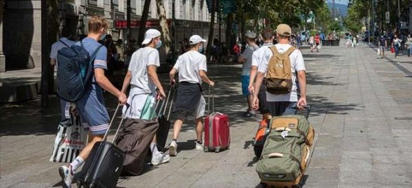 España busca a siete turistas con covid que escaparon de la cuarentena