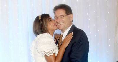 La Nación / Jessica Sly y su esposo estadounidense celebran su boda de papel