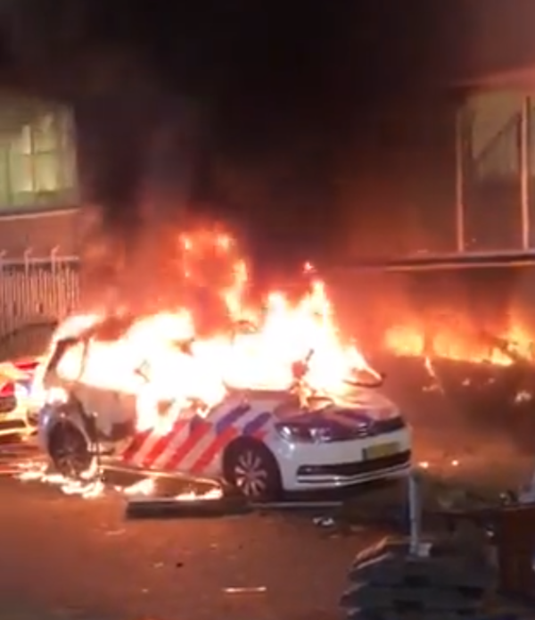 Corridas y autos en llamas durante protestas contra restricciones en Rotterdam