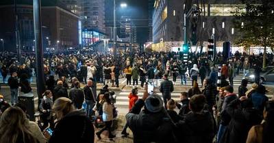 La Nación / Protesta por medidas anti-COVID deja heridos y detenidos en Holanda