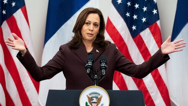 Harris asume presidencia de EEUU y hace historia