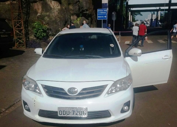 Evitan que un TOYOTA robado INGRESE a PARAGUAY