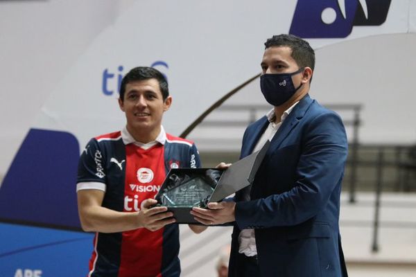 “Es gracias a mis compañeros”: Espinoza y el trofeo de goleador - Cerro Porteño - ABC Color