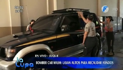Bomberos de Luque lavan autos para recaudar fondos