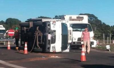 Camión trasportador vuelca en Santa María Ñu – Prensa 5