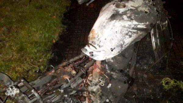 Discutió con su novia y de los nervios quemó su moto