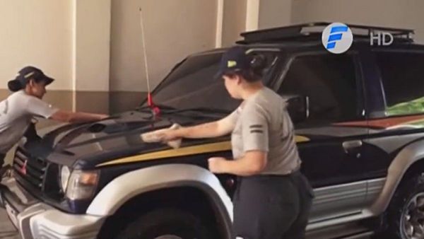 Bomberos ofrecen lavado de autos para recaudar fondos