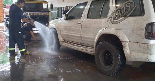 La Nación / “Bomber car wash”: bomberos de Luque lavan autos los fines de semana para recaudar fondos