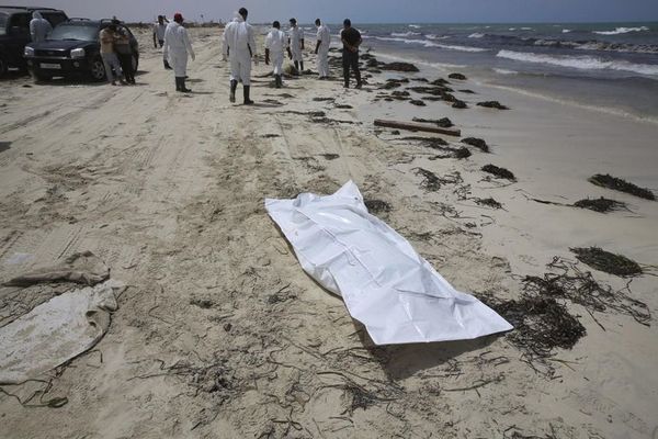 Muertas 75 personas frente a Libia en uno de los peores naufragios del año - Mundo - ABC Color