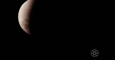 La Nación / Muchas personas presenciaron el eclipse lunar más largo del siglo en la Costanera. - OJO Galería