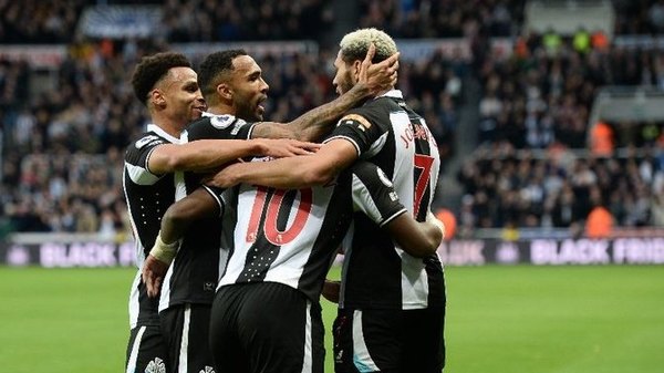 Almirón vio desde la banca de suplentes el empate del Newcastle