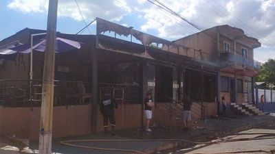 Incendio afecta local gastronómico en Presidente Franco