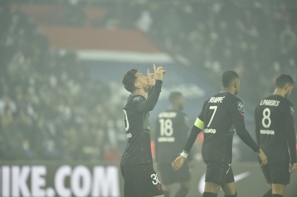 Lionel Messi se estrena en la liga francesa con un gol 'marca de la casa'