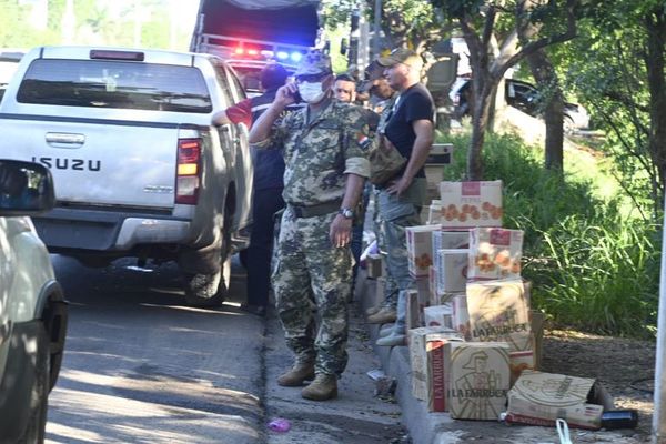 Armada despoja productos de vehículos, sin orden fiscal en zona del Puente Remanso - Nacionales - ABC Color