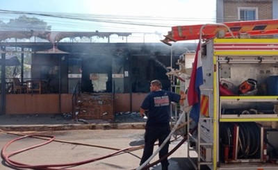 Voraz incendio consumió “Buteko Beer” de Pdte. Franco