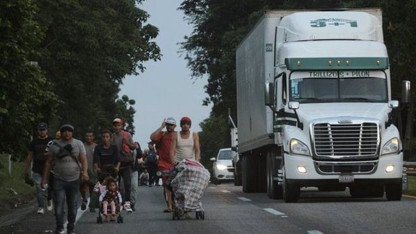 Hallan a más de 400 migrantes en camiones al sur de México