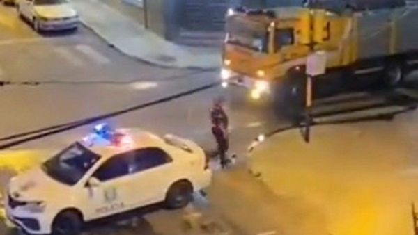 Polémica por patrulla de la Policía que cierra el paso a bomberos