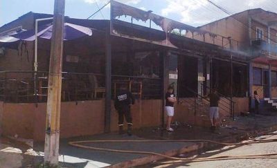 Incendio destruyó por completo un local gastronómico en Presidente Franco - ABC en el Este - ABC Color